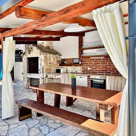 In Mit Grossem Garten By Interhome Casa vacanze