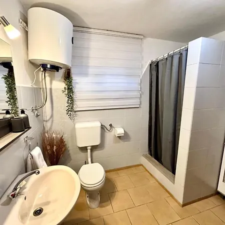 In Mit Grossem Garten By Interhome Casa vacanze Posedarje