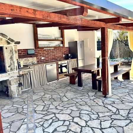 In Mit Grossem Garten By Interhome *